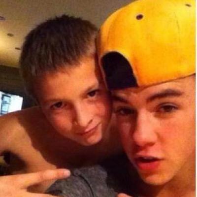 Hiiiii, I'm a boybelieber, I'm 17. Follow me, I follow back, I also unfollow back. Download @Shots . rt the link underneath and i'll love you.