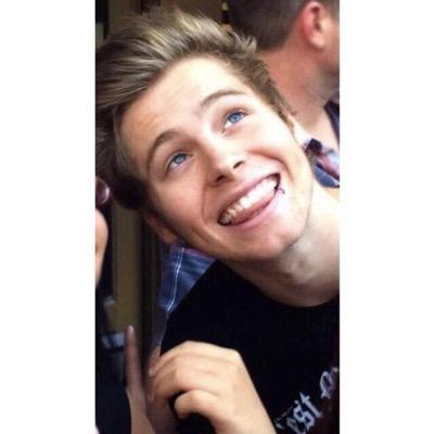 luke hemmings smiling :D (tweet me pictures!)