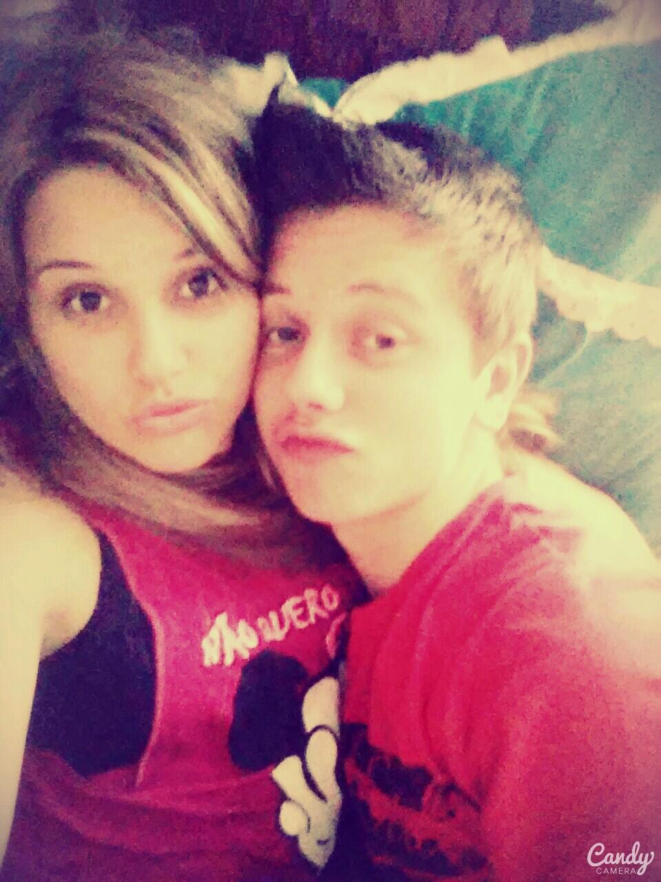 Oi, ela é uma gata, me ama e eu amo ela, 14 anos de amizade já, conta cmg smp.. te amoooooooo ♥ ♥