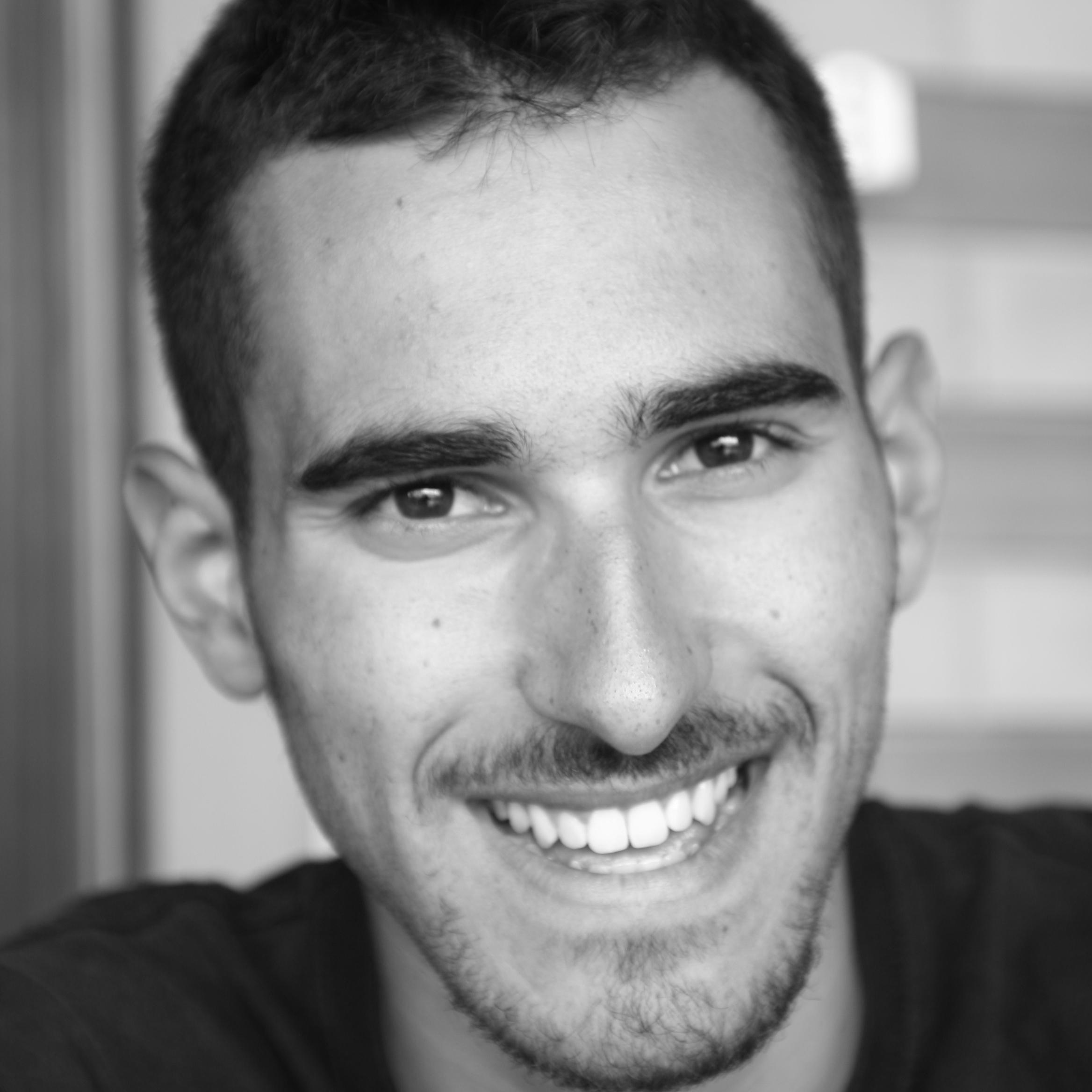 Studente di Statistica ed economia,
APPASSIONATO della vita.