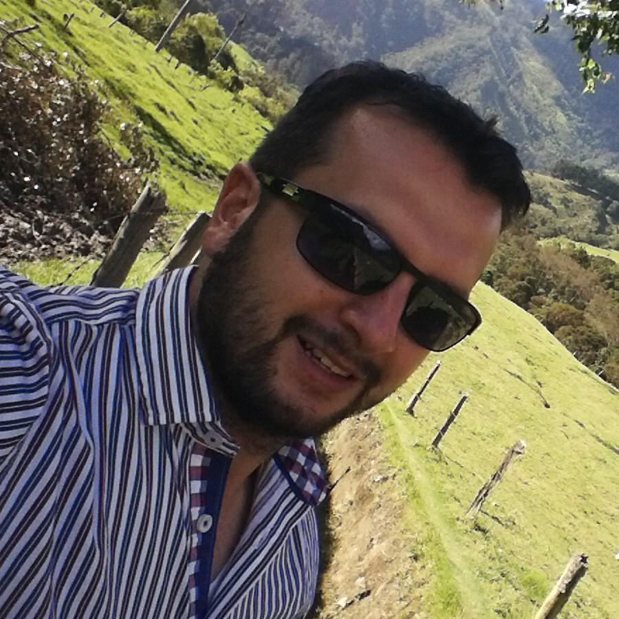 Comunicador social, periodista. Amante del fútbol.