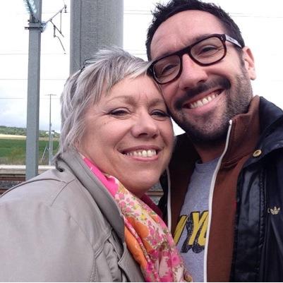 J'etais perdue dans l'obscurité et un jour un rayon de soleil m'a redonné la vie. une rencontre, de l'amour ,un mariage et beaucoup de bonheur !! MERCI LA VIE
