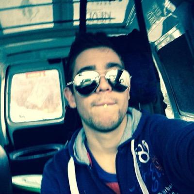 je m'appelle Loïc, j'ai 21 ans, je suis un jeune Dj en plein progression
