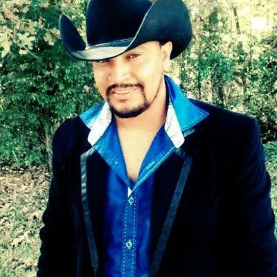vocalista de La agrupacion Extranjeros de la sierra