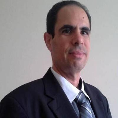 Fisioterapeuta, professor da Faculdade Adventista da Bahia, casado com Tânia Sousa, pai de Thamires e Heitor.