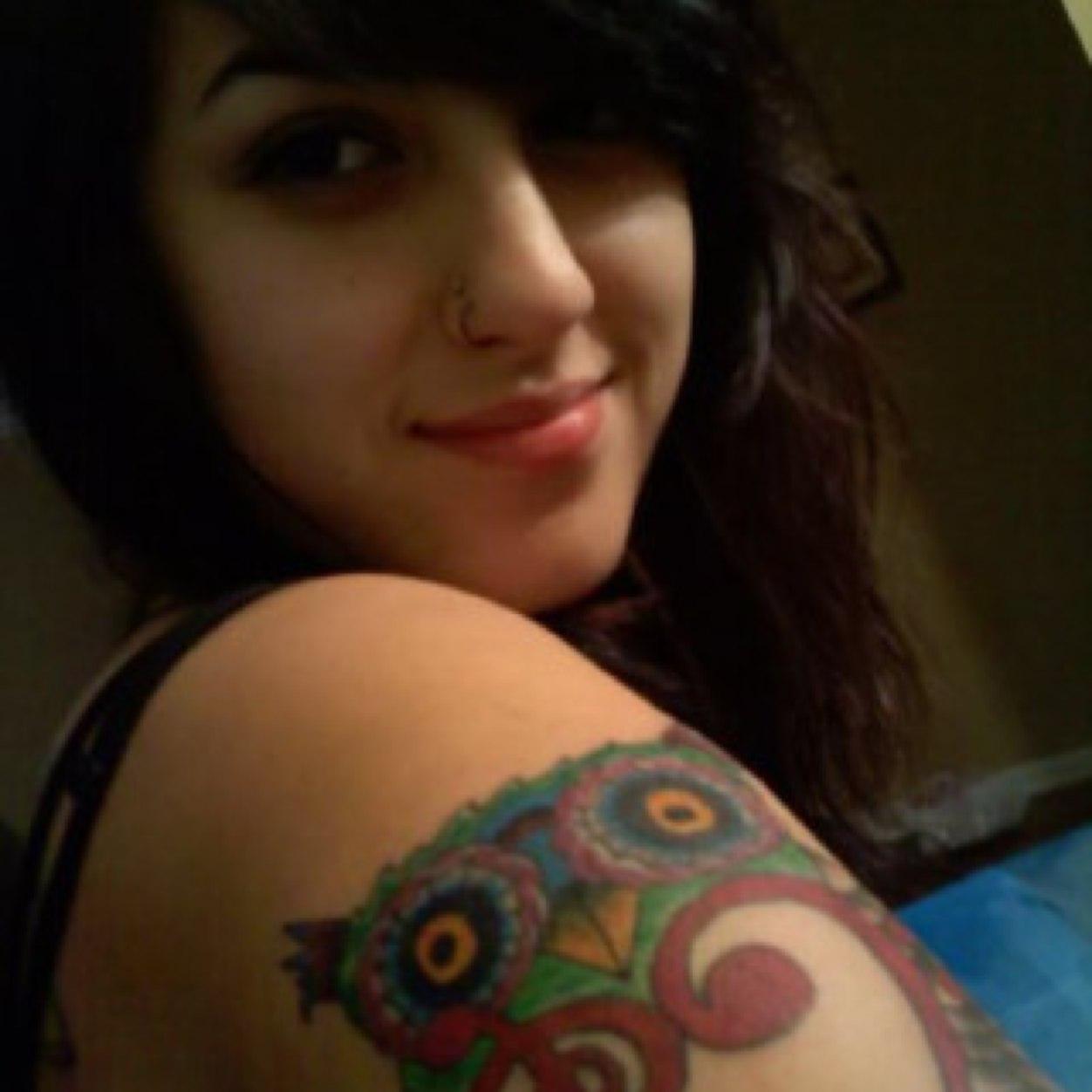 Estudio arquitectura en la UNAM, amo los tatuajes, los buhos, los planos son mi vida.
