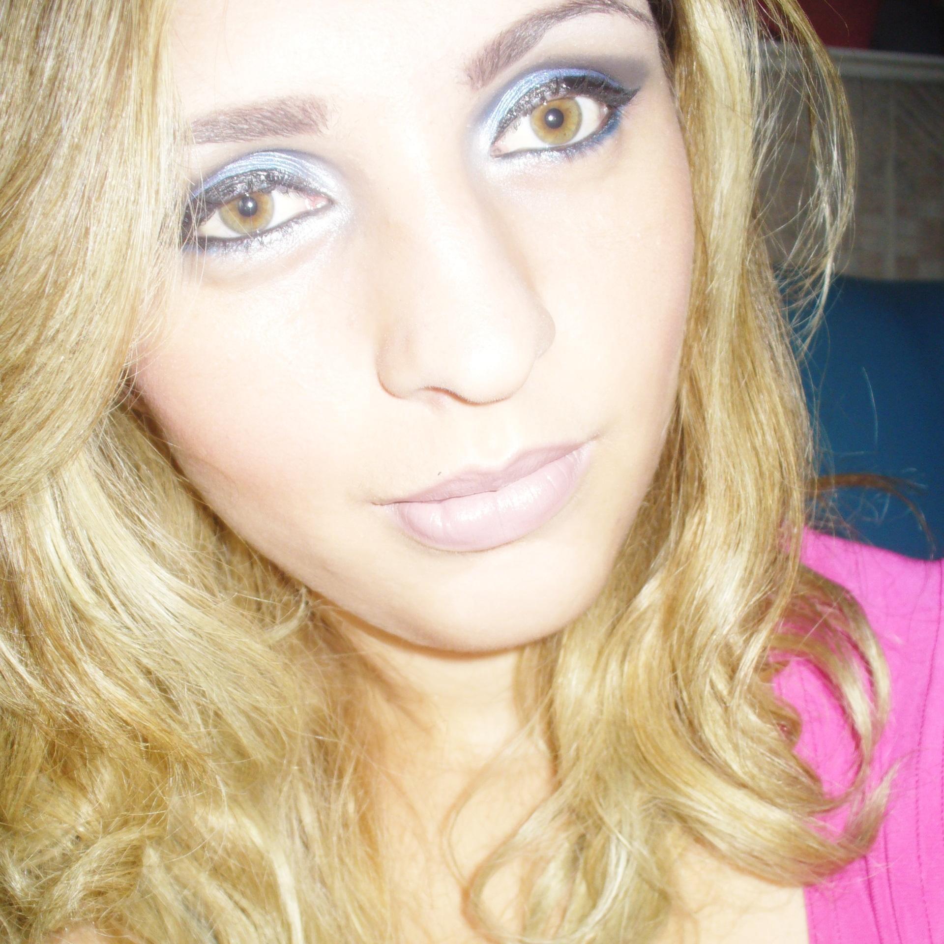 21 anos,flamenguista,esposa do @EmersonMiojo ♥ #AmoDemais a minha família,amigos,festas,filmes, Música e acima de tudo #DEUS ♥