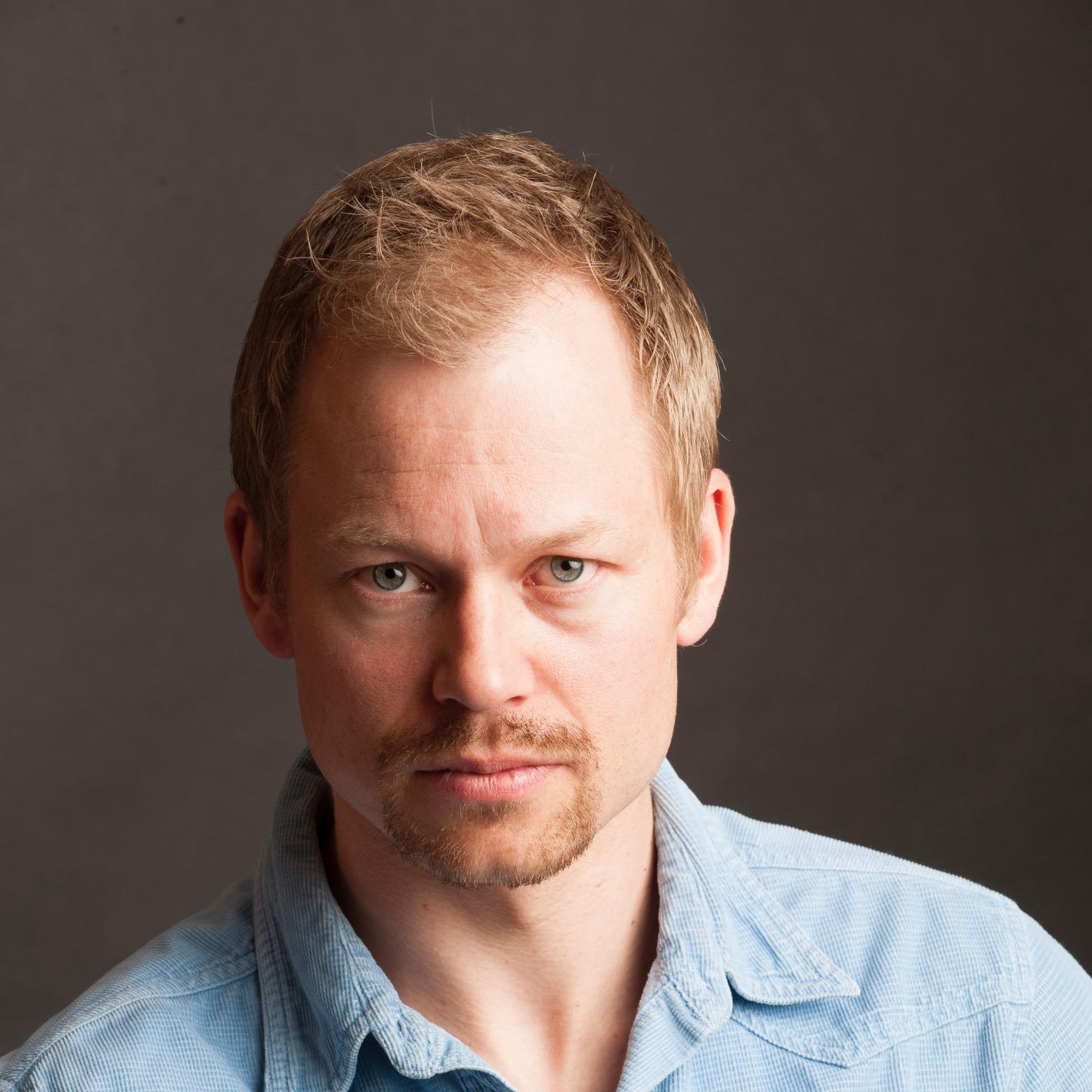 Multilingual actor and singer.