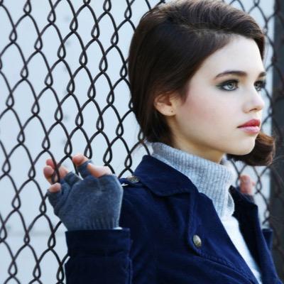 she clung to HIM through out the fight, almost like a lost kitten, she is Aro's personal body-guard, also the vampire was strikingly young and beautiful #IS
