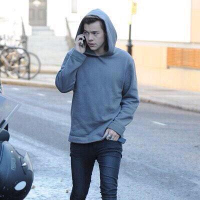 HI PLEASE FOLLOW @HTTPTOXICNIALL SINCE SHE GAVE YOU THIS FREE FOLLOW :)
