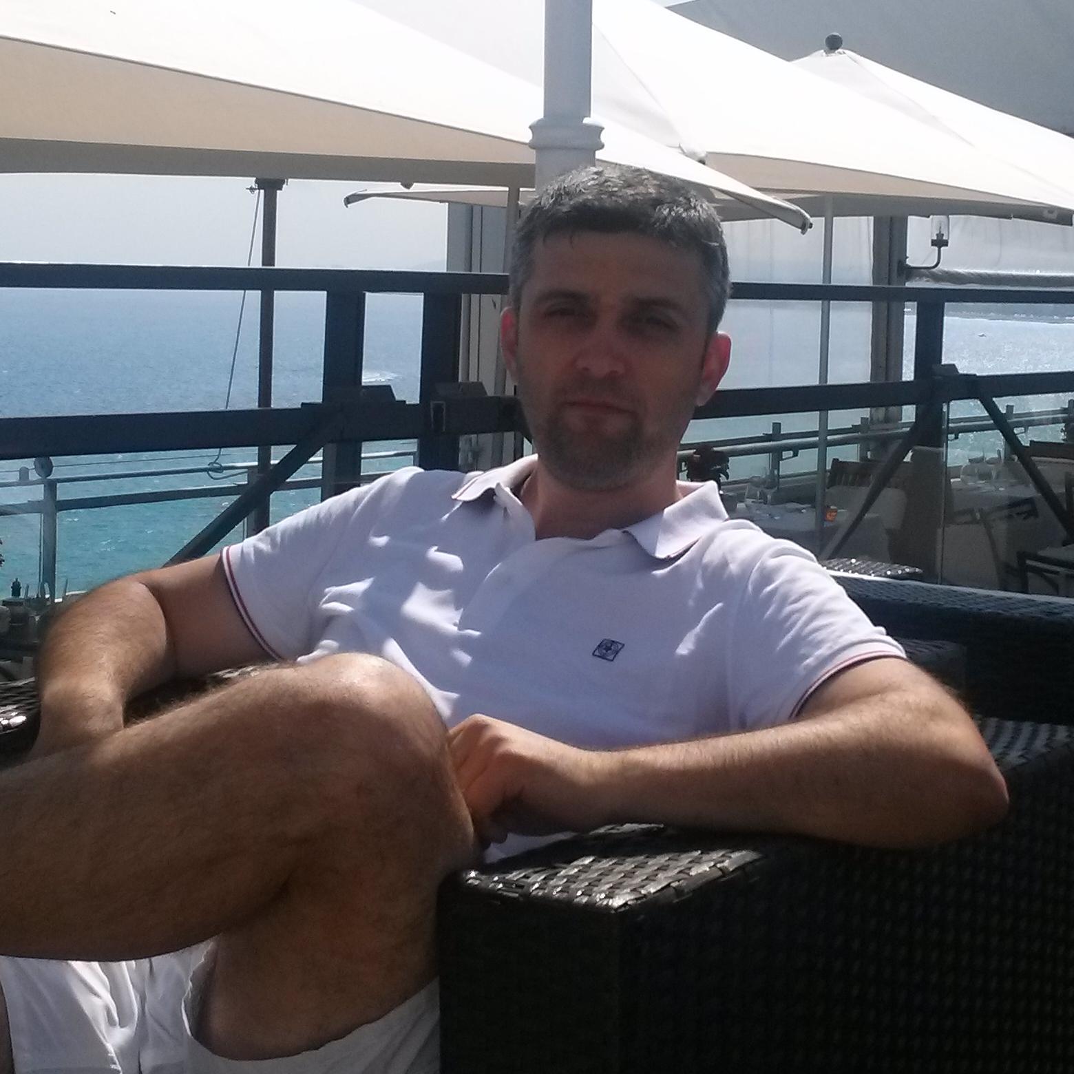 Beiușean, orădean. Jurnalist și scriitor pe blog, știu să montez robinete sau să dau cu aspiratorul ori cu dispersit.