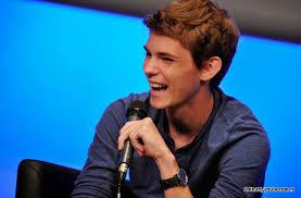 I love Robbie Kay! He is just perfect !