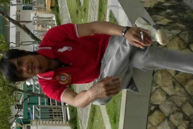 Orang'a hitam, rambut pirang, tinggi 164cm.