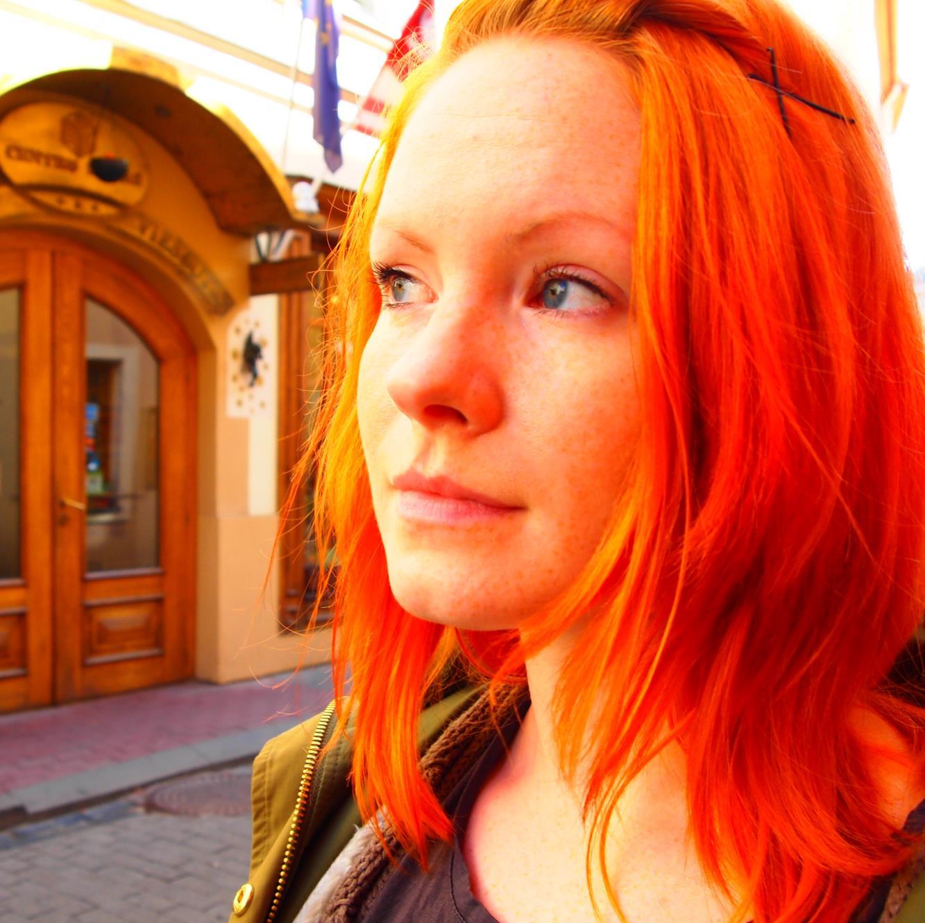 Teatteri-ilmaisun ohjaaja ja kasvatustieteen maisteri. Teen ja puhun mitä sattuu. Joskus olen myös hiljaa.