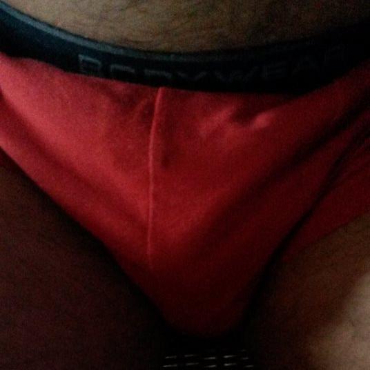 I'm a Straight/Hetero male who loves to try to perform Footjob or CFNM with female. Age and experience doesn't matter. I'm looking for female travel buddy.