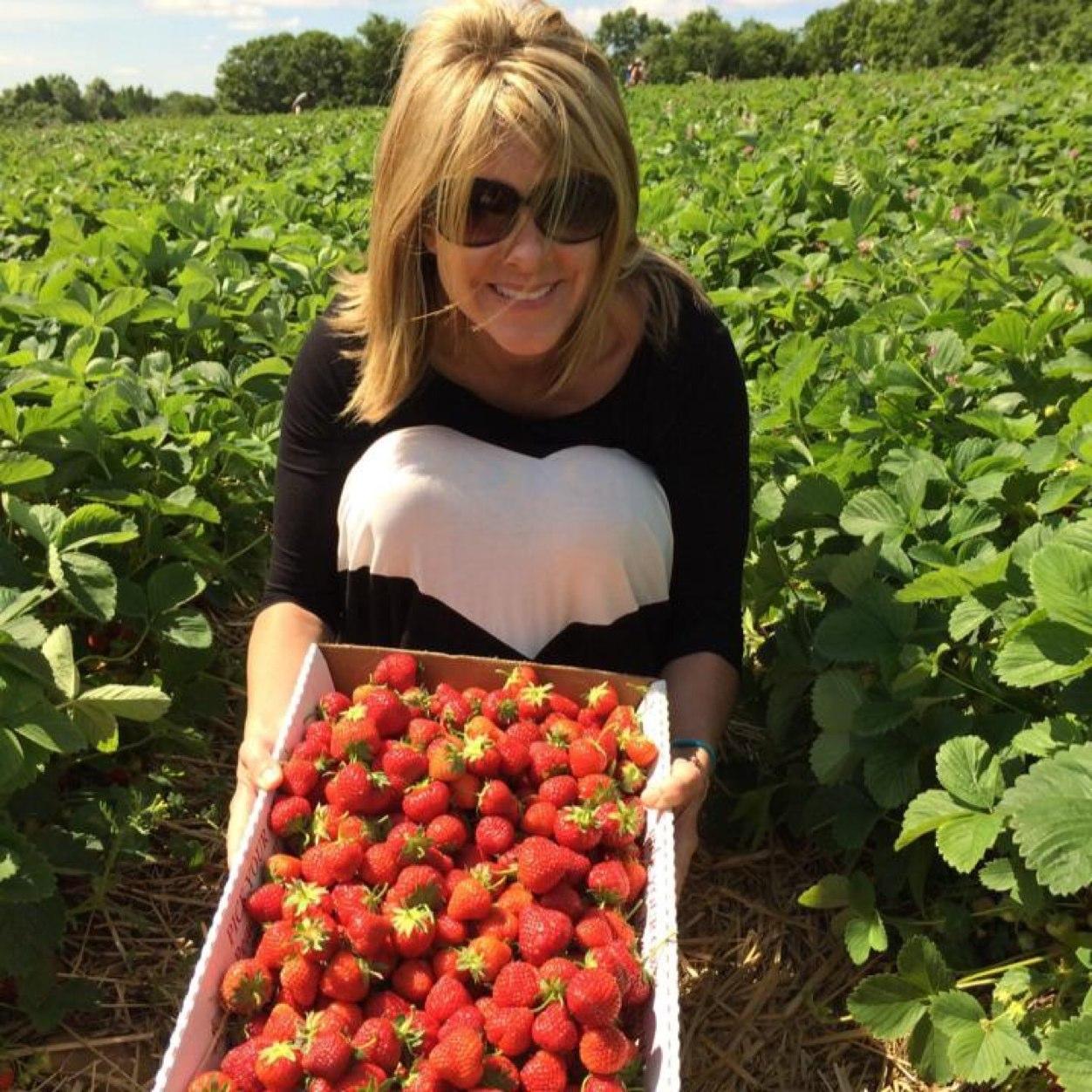 Hybridyou's profile picture. Mommy of 2, Art Psychotherapist, Holistic Health Coach, Mental Health Clinician, Registered Dietitian, chef, yogi, vocalist & hopeful visionary