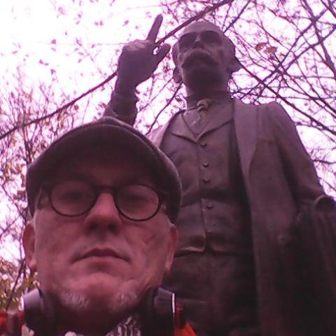 Cristiano cubano que cree en el mejoramiento humano. Seguidor de Martí y Fidel.