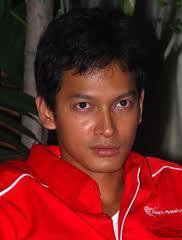 Kadang lebih baik menjauh dari dia yg kamu cinta, bukan karena berhenti mencinta, tapi karena harus melindungi dirimu dari luka.