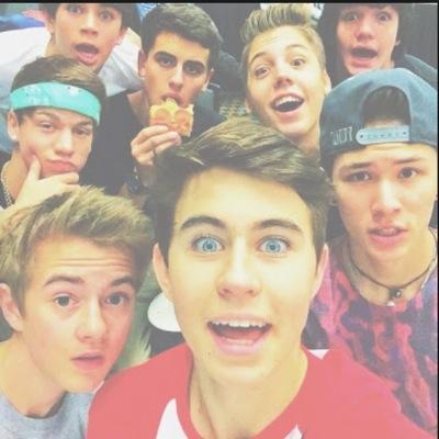 te dei um follow gratis, nao siga esse usuario seja gentil siga @hersdallas obrigada e bota uma sorriso na cara pq seu idolo te ama❤️