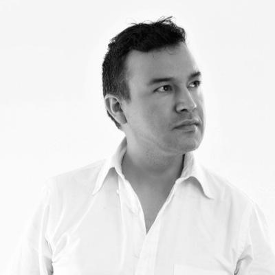 Relacionador Público con mención en Marketing Corporativo Universidad de las Américas.Diplomado en Marketing Relacional y Fidelización Universidad Mayor.