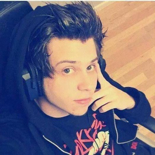 Yo soy fan de rubius y lo quiero mucho lo amo y nunca lo voy a dejar rubius te quiero muchoo♡♡♥♥