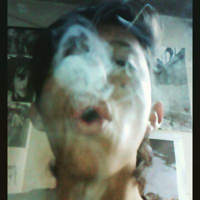 Fui tu orgullo, ahora eres tú mi razon. Quiero poder ejercer libremente mi derecho.  Smoke good, eat good, live good. Que me falte el amor pero no la mota.