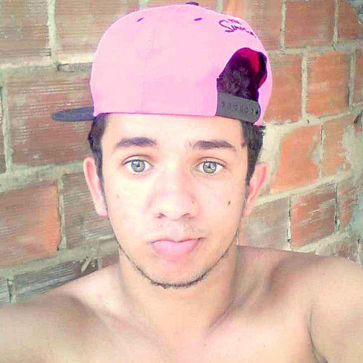 nunk ignore uma pessoa q te ama e se importa com vc,pq um dia vc pode perceber q perdeu a lua enquanto contava as estrelas 
msn:rondynnelle_chico@hotmail.com