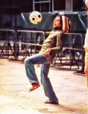 'La vida me enseñó que hay que sufrir por el Fútbol y no por Amor' - Bob Marley