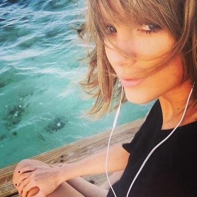 Co-owned twitter to help us organise our Irish Swiftie Meet Ups! Aoife, Kelly and Tasha.