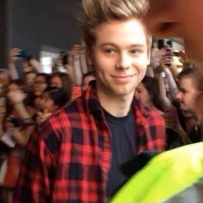 the only girl i've ever loved was born with roses in her eyes | calum/4 | 사랑해