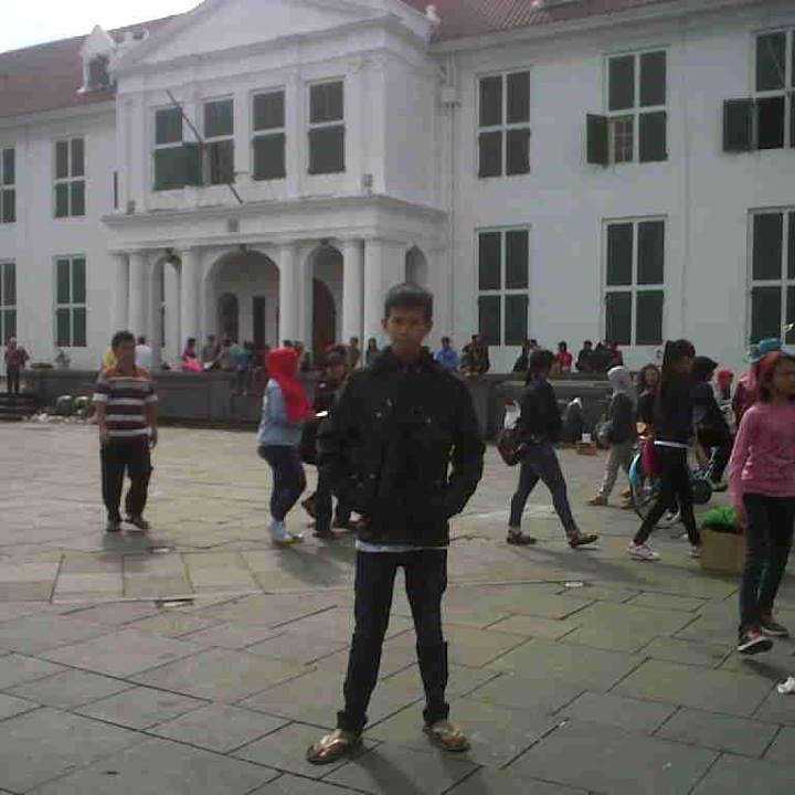 Kata Ibu aku .Sekolah dulu yang benar ,ntar sudah gawe,sudah bisa cari cewek setian cantik