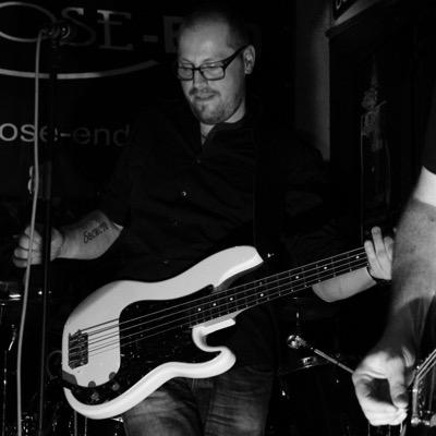 Bassist Jack Plane | 0's & 1's | Servisch bloed | Apple fan | Fender fan