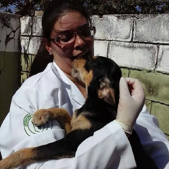 Se a vida às vezes dá uns dias de segundos cinzas e o tempo tic-taca devagar, põe o teu melhor vestido brilha teu sorriso vem pra cá..