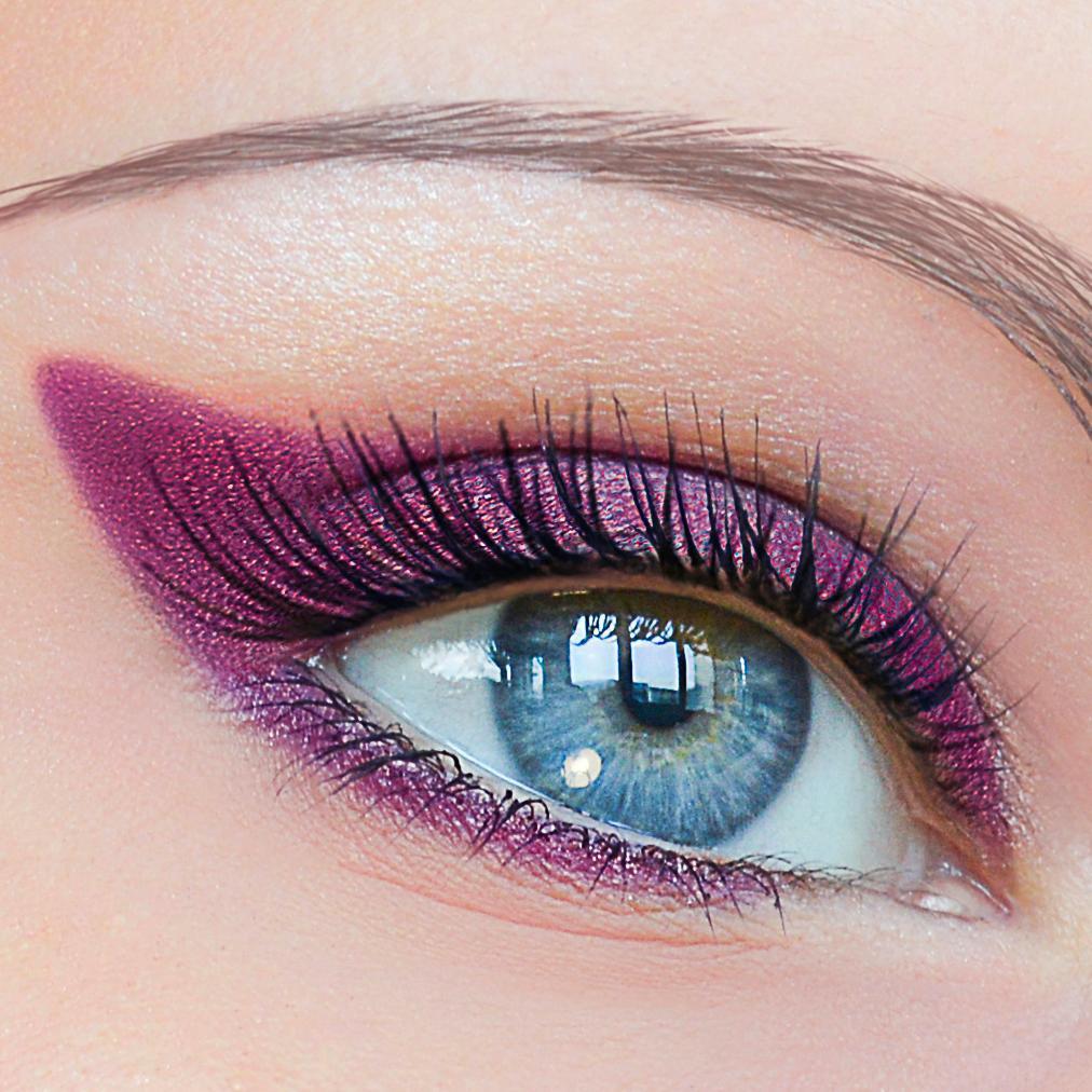 “Quick make-up stencils” is the latest cosmetic product, which every woman must have! They completely change the way you do your make-up and save your time.