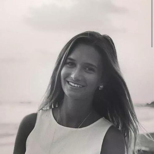 KENDİSİNİ SÜPER ZEKİ SANAN AMA ASLINDA ÜBER SALAK OLAN Bİ KIZ İŞTE.
