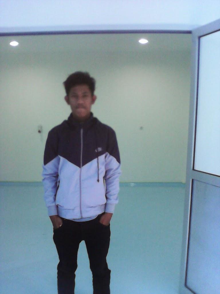 lagi serius ngjalanin hobi ..../maen futsal