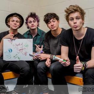 I love 5 seconds of summer. Luke Hemmings is my sunshine. Calum , Ashton , Michael are my life.