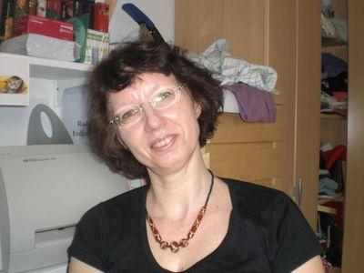 Home based translator and occasional writer.  Passionate quilter.  Love  sewing &  fabrics.  Find me on Instagram Bettis_Stitches
