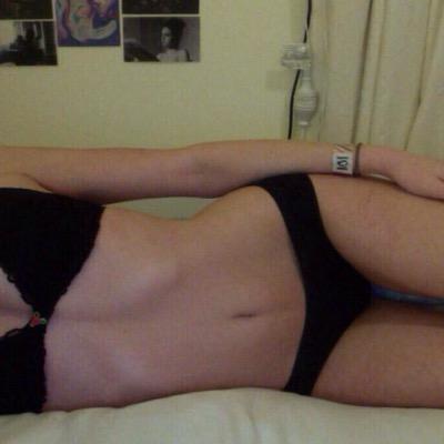 Julieeeefar_y's profile picture. 