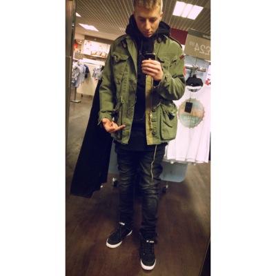 fan account for artz! https://t.co/T201I3PUmv where I post that new new.... 20 year old music artist