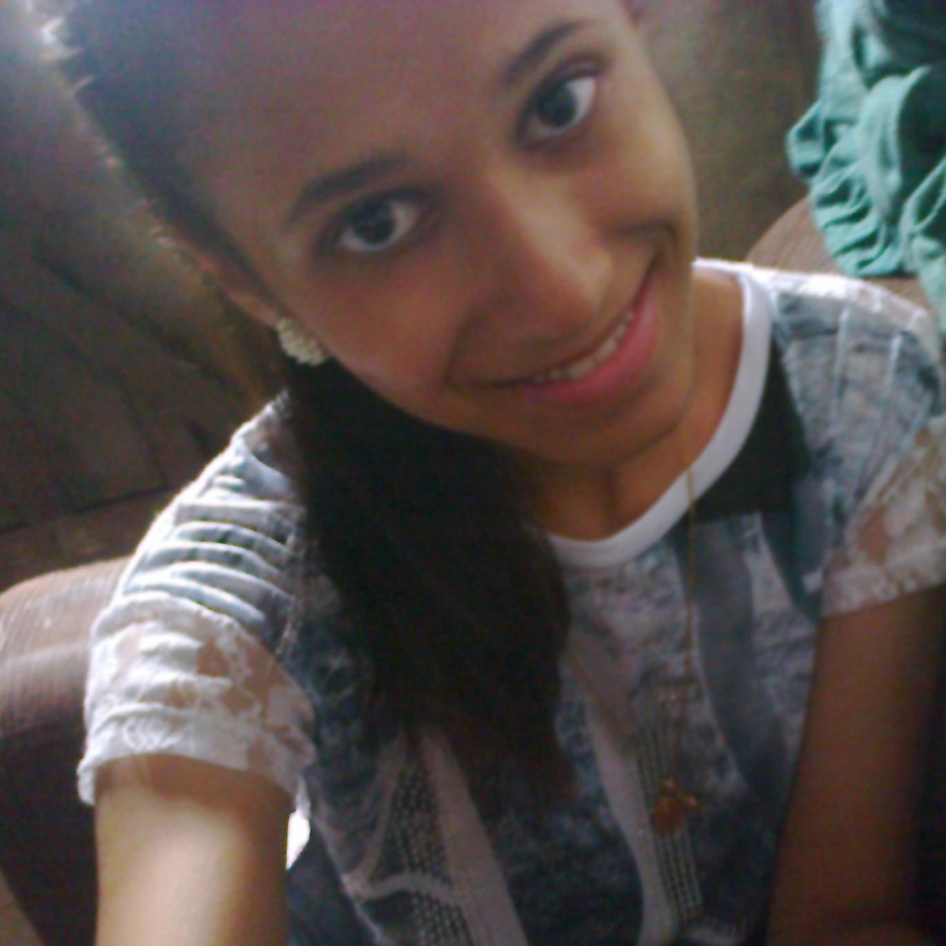 giseleg_gomes's profile picture. Mas eu sinto que eu tô viva, a cada banho de chuva que chega molhando o meu rosto - Pitty