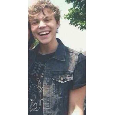 Follow @BonjourJilliee and Tweet her a photo of your ☀️ (sunshine)  for a Follow back