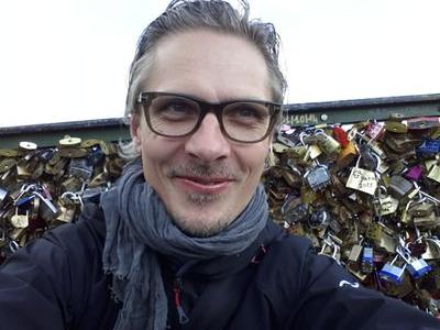København con amore. tidl. Korsør, Singapore, Espergærde. Nu Frederiksberg. Musik. Aktier. Punk. Sport. Dansk Deutsch  English Switzerdütsch