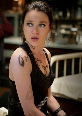 BookDeIsabelleL's profile picture. Hermana de alec, no intentes jugar conmigo o acabaras con una daga incrustada