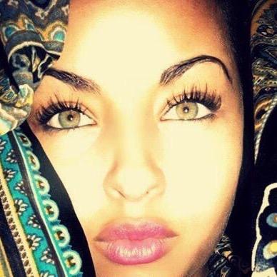 Marocaiine_93's profile picture. Souri aux gens sa t'evitera dleur dire que tout va mal.Mieux vaut etre seul ds le hlel qu'a deux ds lHram.Patience une vertus.