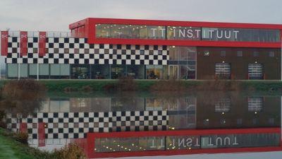 Bij het TT-circuit Assen staat een opleidingscentrum voor monteurs, het TT-Instituut, onderdeel van de opleiding motortechniek van het Drenthe College.