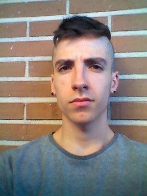 Del 95. Para mis padres un chico que no hace nada, para mi un chaval que se busca la vida sin pedir nada a sus padres.
