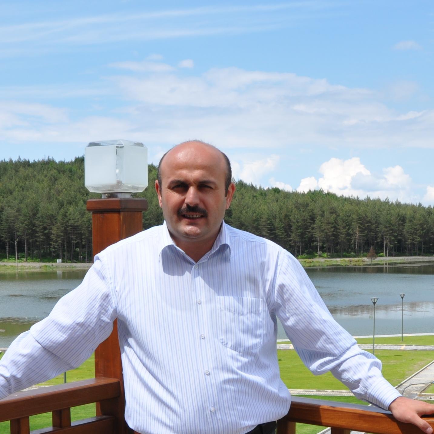 Zulmü alkışlayamam, zalimi asla sevemem; 
Gelenin keyfi için geçmişe kalkıp sövemem.