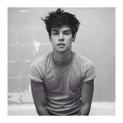 mannequin. [ barman a ses heures perdues. ] dominant.