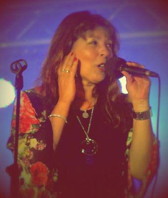 Zingt in Coverband Variety||(zie website en fb)||Zingt in Lucky Shot||Zingt in ViVid Poprock||Zou graag nog iets akoestisch willen doen met een paar mensen||.
